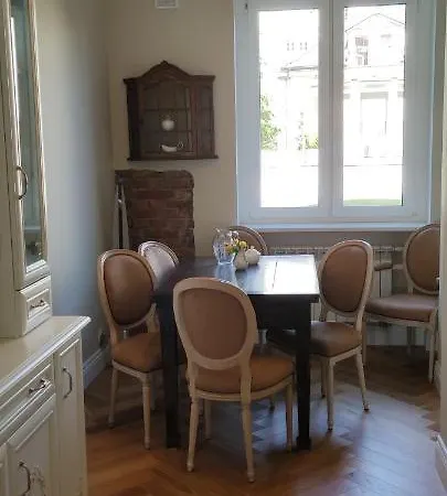 W Modernistycznej Kamienicy W Gdyni 아파트 그디니아