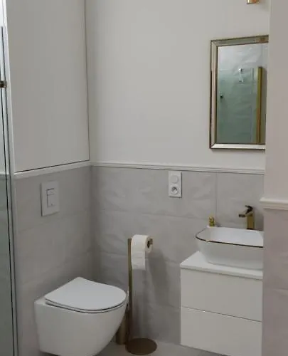 W Modernistycznej Kamienicy W Gdyni * غدينيا